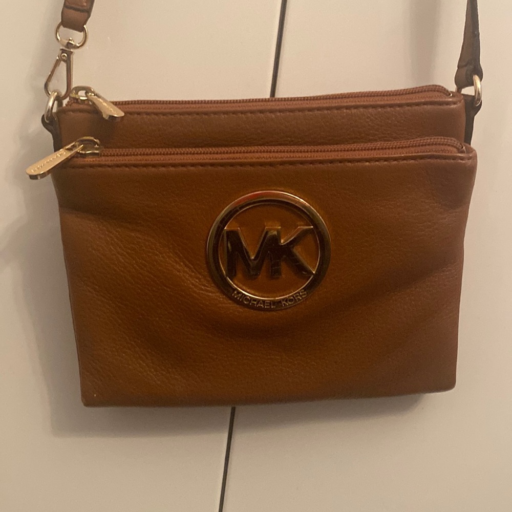 Micheal Kors bag Color tan and gold